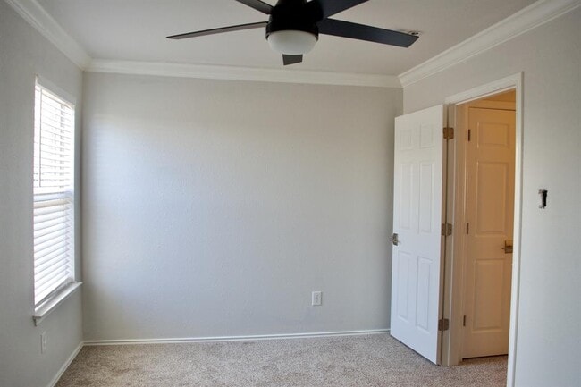 Building Photo - 1708 Darjeeling Dr