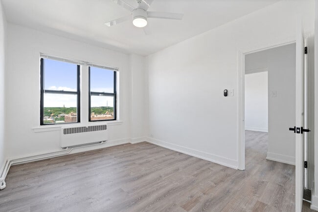 Building Photo - 6230 N Kenmore Ave