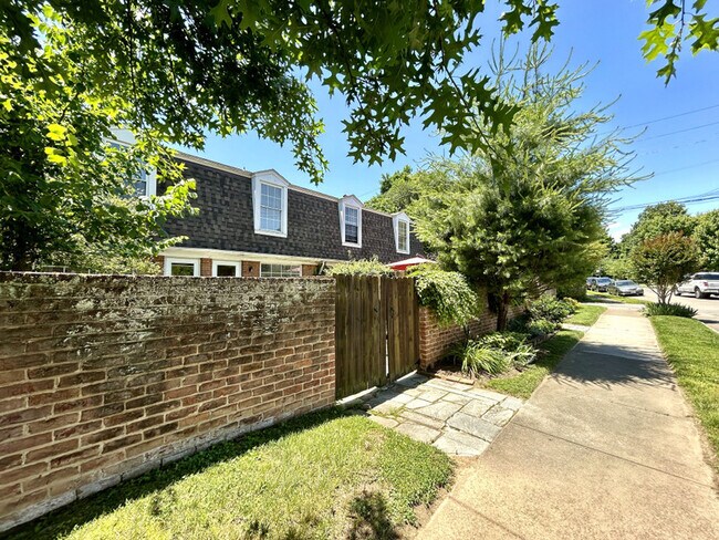 Building Photo - 2016 Sherwood Ave SW