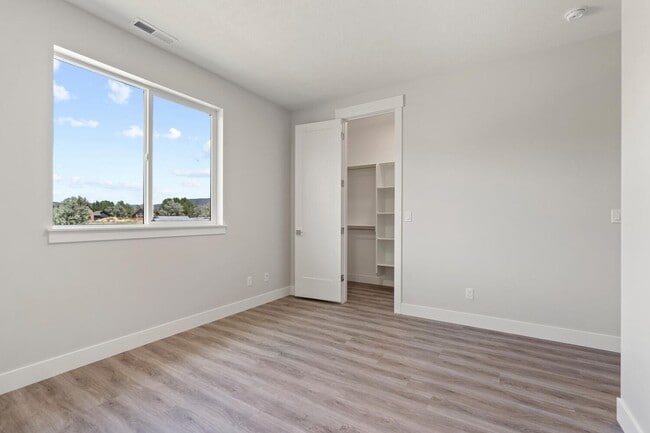 Building Photo - Cozy, Bright, and Spacious Home Nestled in Midway