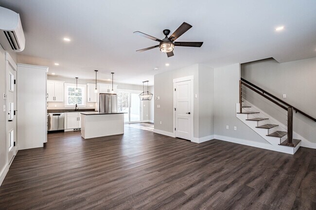 Building Photo - Highland Duplex