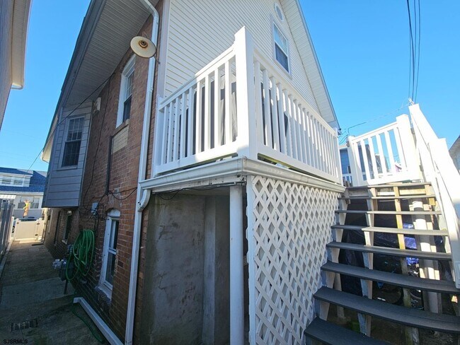 Building Photo - 111 N Sacramento Ave