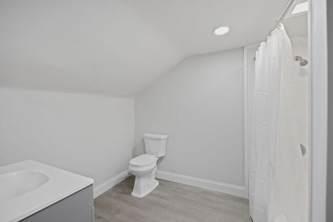 Building Photo - HYDE PARK - Move In Special! Gorgeous 3BR ...