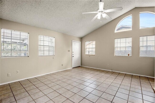 Building Photo - 8807 Pineridge Dr