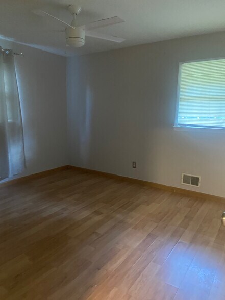 Building Photo - Room in Duplex on Valley Brook Dr