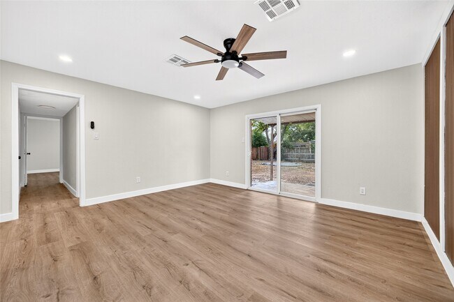Building Photo - 2426 Woodsdale Blvd