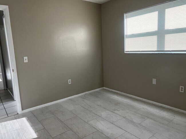 Building Photo - 2BD/1BA/Single carport - Venice