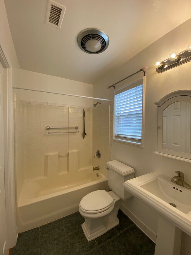 Building Photo - Long Beach: 4 bedroom 3 bath with Spacious...
