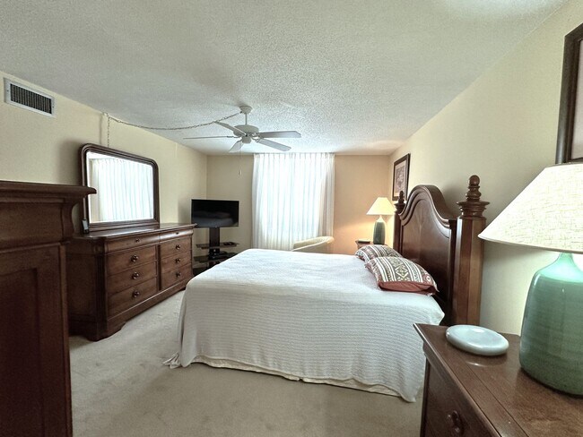 Building Photo - STUNNING SEASONAL 2/2 CORNER CONDO WITH OV...