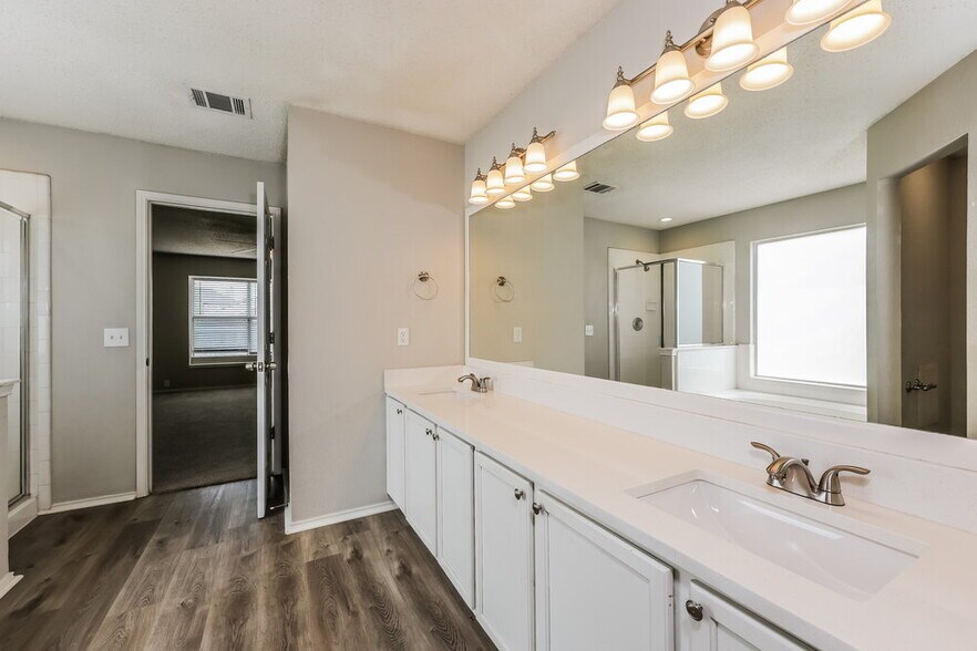 Building Photo - 6730 Meadowcrest Dr