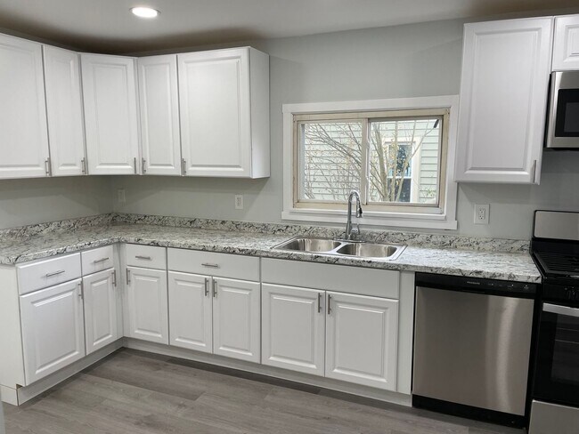 Building Photo - Spacious Home in a Great Neighborhood