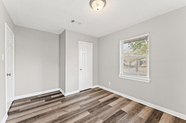 Building Photo - 3034 Akard St