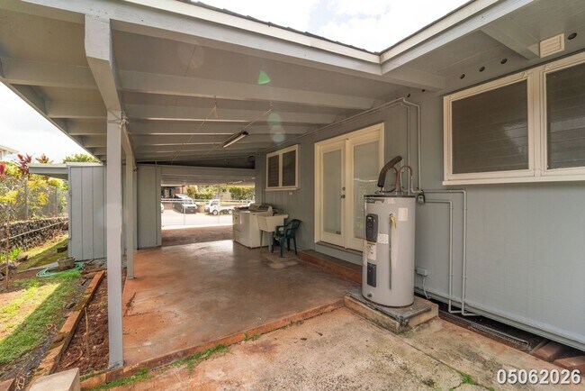 Building Photo - Available Now! 3 BD / 1.5 BA / 2 carport parking in Wahiawa