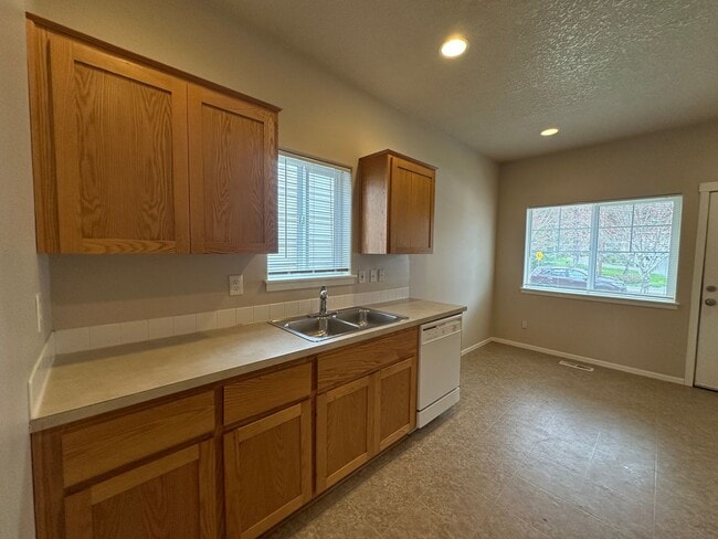 Building Photo - S0476