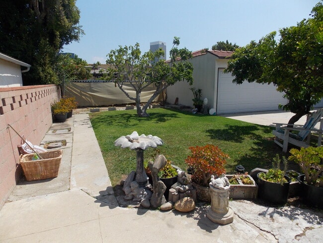 SHARED BACK YARD - 6201 Commodore Sloat Dr