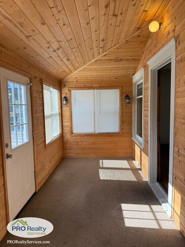 Building Photo - Updated 3 Bedroom House **Free November Re...