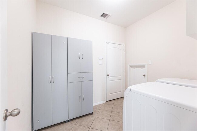 Building Photo - 25951 Ravenside Dr