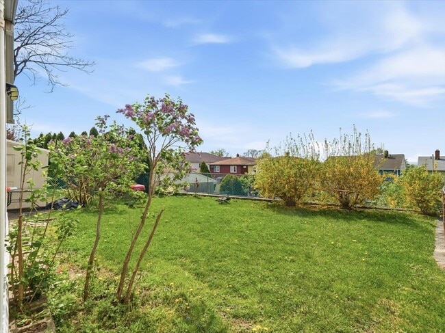 Building Photo - 648 Fairview Ave