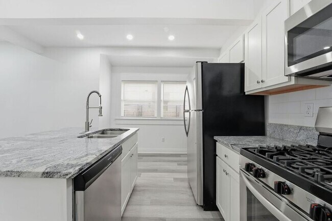 Building Photo - 522 Kelton Ave