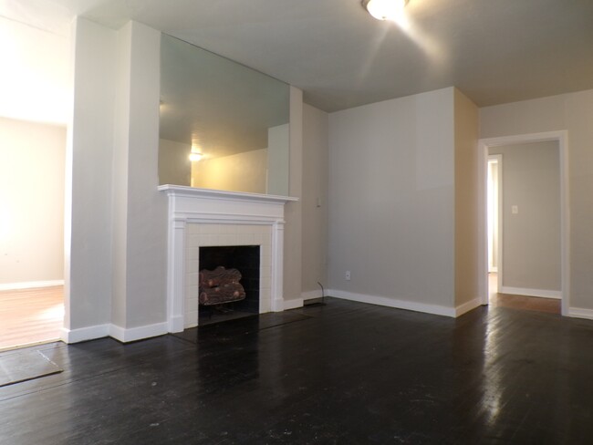 Building Photo - 105 Hardy St