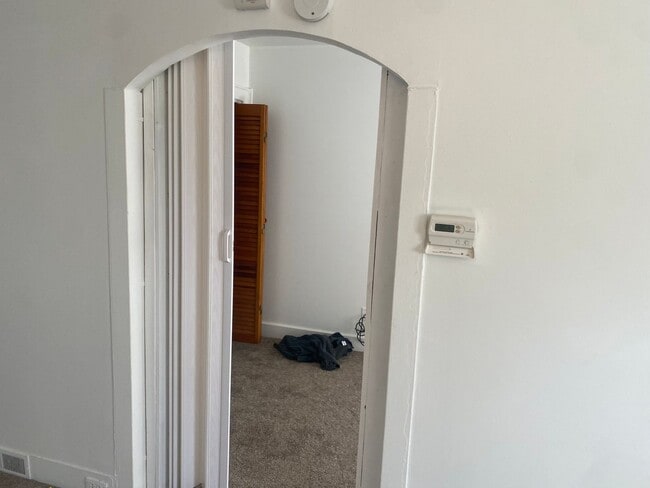 Building Photo - Welcome to this charming 1 bedroom, 1 bath...