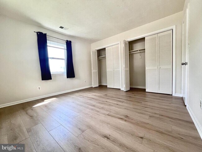 Building Photo - 5350 Ravensworth Rd