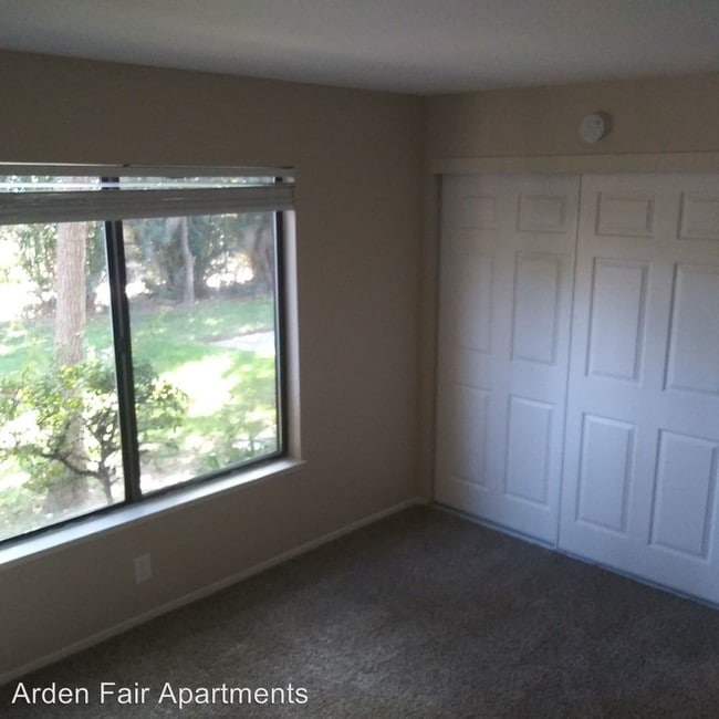 Building Photo - 2228 Royale Rd