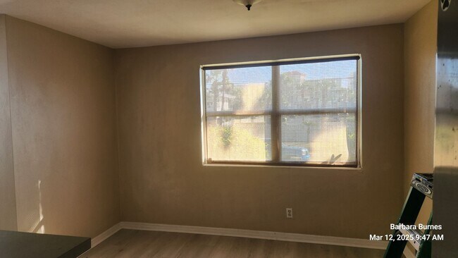 Building Photo - 927 N Grandview Ave
