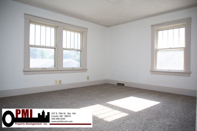 Building Photo - 4 Bedroom, 1.5 bathroom House For Rent; Av...