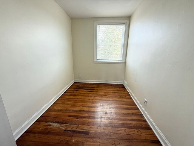 Building Photo - Gorgeous 3-Bed Townhome in Lawncrest! Available NOW!