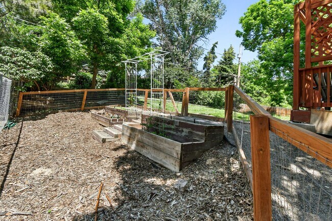 Building Photo - Fabulous 4 BR 3 bath home with fenced back...