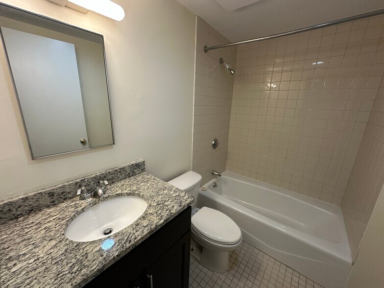 Building Photo - 25 Lagrange St