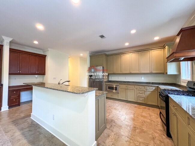 Building Photo - Beautiful 3-Bed Home with Outdoor Kitchen ...