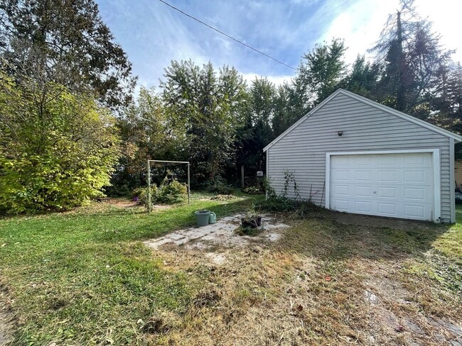 Building Photo - 909 Forest St