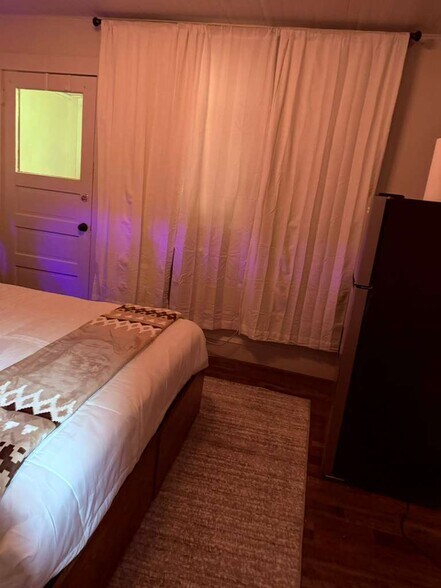 Building Photo - 212 Smith St