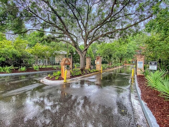 Building Photo - 1850 Montclair Dr