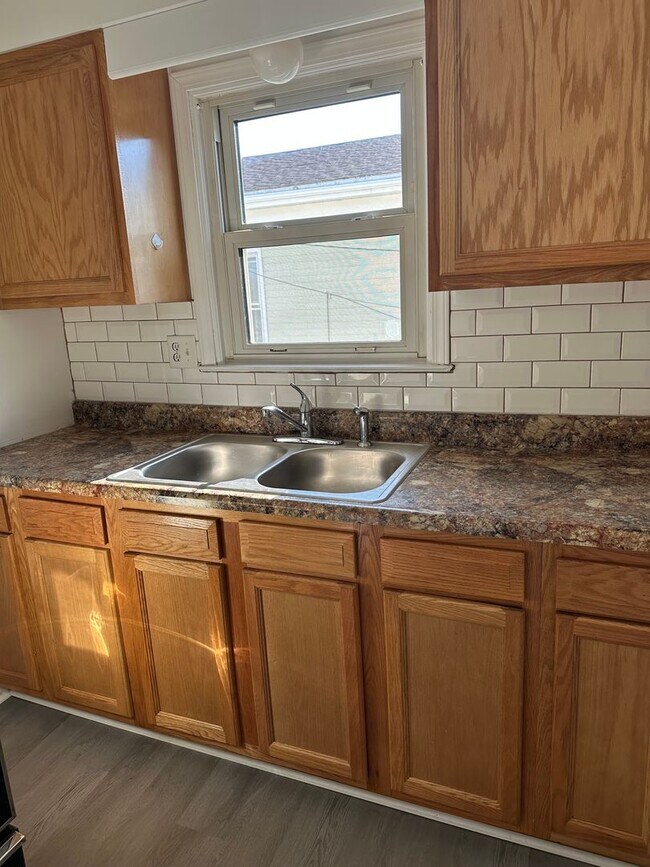 Building Photo - 1652 Roosevelt Ave