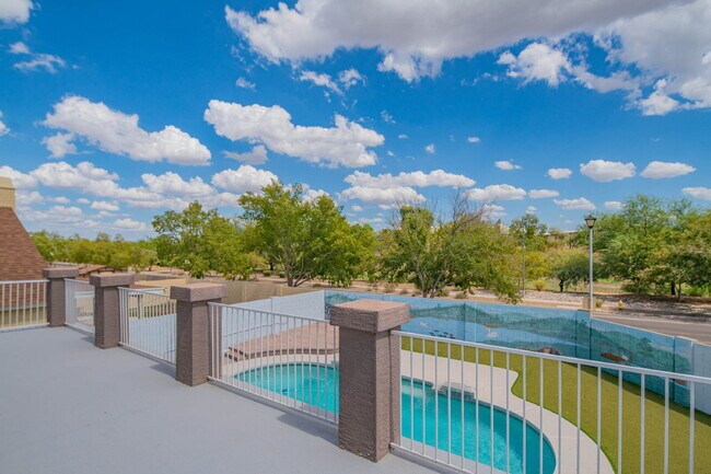 Building Photo - 10615 N 63rd Dr