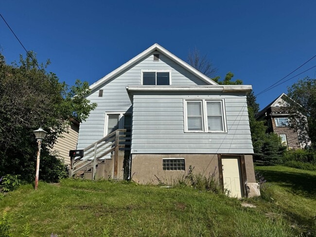 Building Photo - 1318 E 11th St