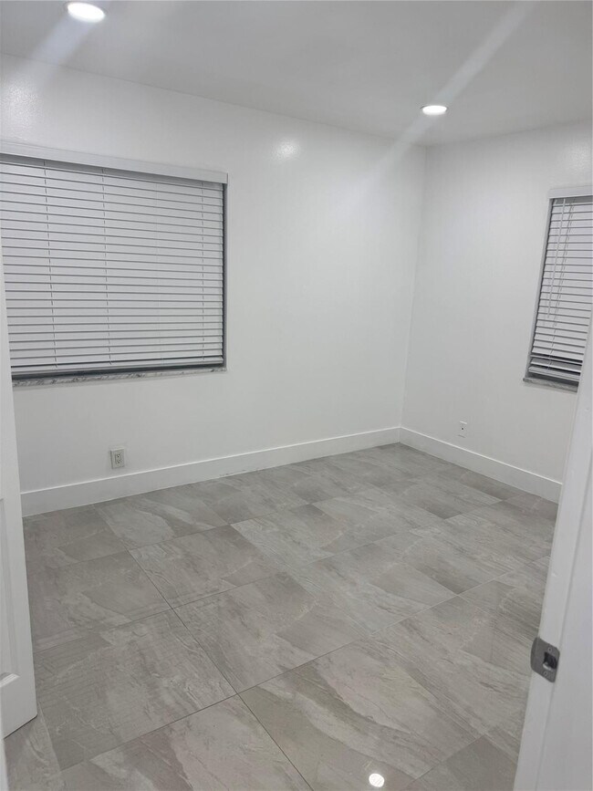 Building Photo - 5515 N Lakewood Cir