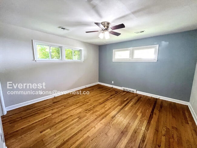 Building Photo - 306 N Circle Dr