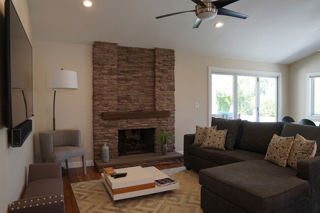 Building Photo - 45945 Verba Santa Dr
