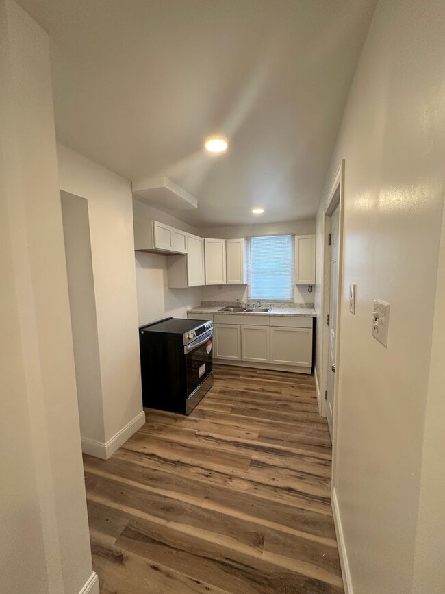 Building Photo - Newly Renovated One Bedroom House, Downtown Location
