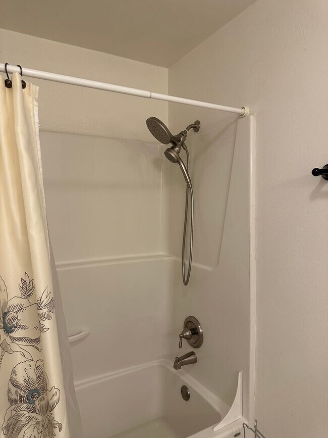 Building Photo - Updated 4 bedroom 2 bath house in Eugene!