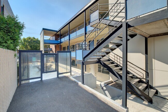 Building Photo - Spacious 1Bed/1Bath Ground Floor Apartment...