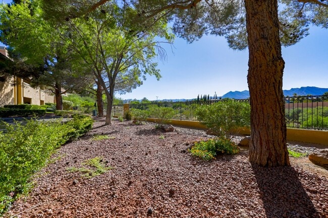 Building Photo - 2 Bedroom Condo In Guard Gated Summerlin C...
