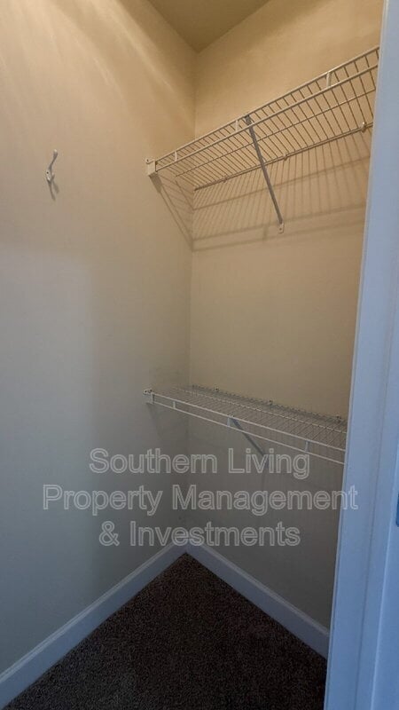 Building Photo - 127 S Sycamore St