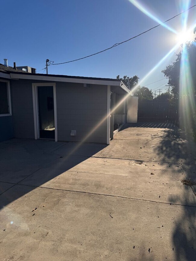 Building Photo - Single Family Home