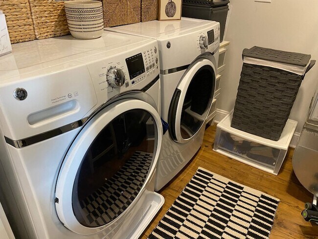 Building Photo - 77 Van Dam St