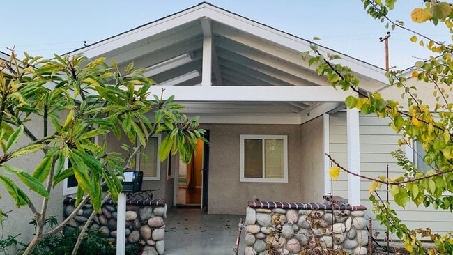 Primary Photo - Huntington Beach Charming 3 Bedroom House